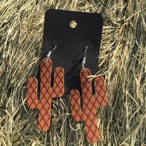 Cute Cactus Earrings!🤎🌵